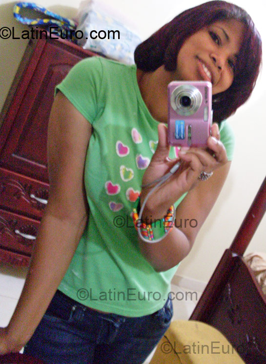 Date this foxy Dominican Republic girl Anyelina from San Cristobal DO1972