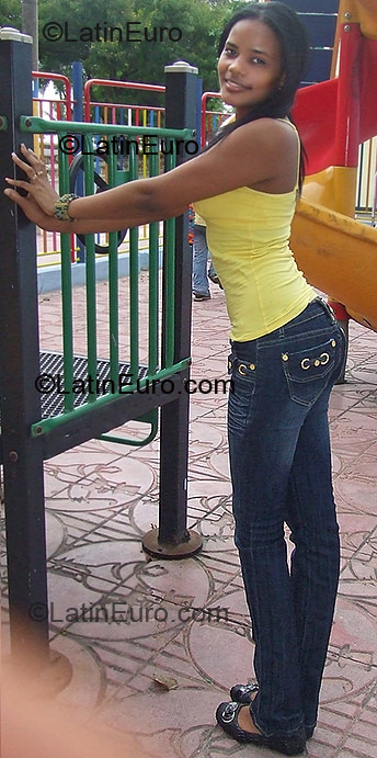 Date this foxy Dominican Republic girl Yindy from Santo Domingo DO2135