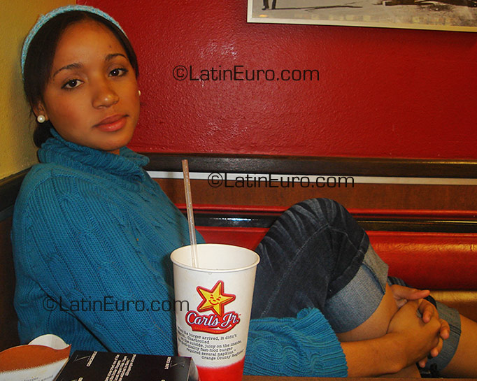 Date this foxy Dominican Republic girl Isamar from Santo Domingo DO2765