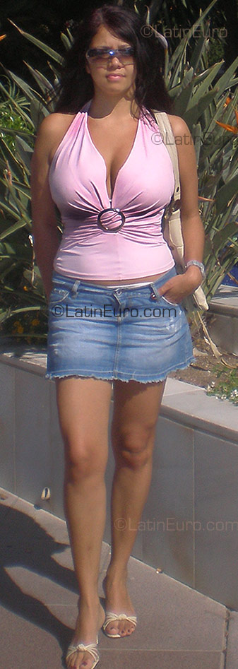 Date this tall Colombia girl Claudia Milena from  CO2355