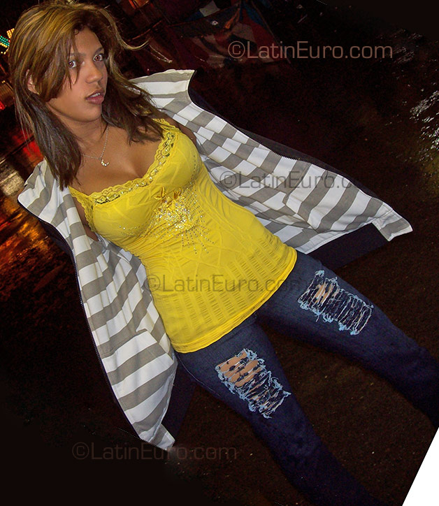Date this pretty Dominican Republic girl Mariela from Santo Domingo DO2900