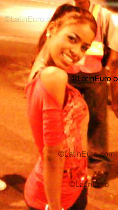 Date this foxy Dominican Republic girl Charlot from Santo Domingo DO2956