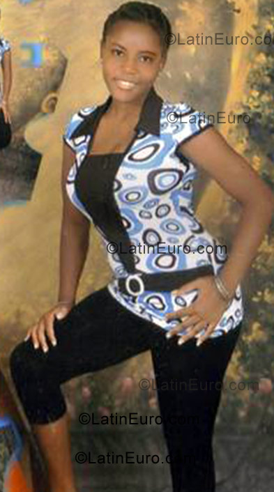 Date this nice looking Dominican Republic girl Yeimy from San Pedro de Macoris DO5725