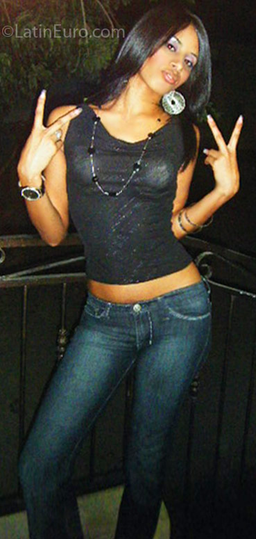 Date this hard body Dominican Republic girl Zuleyka from Santiago DO3353