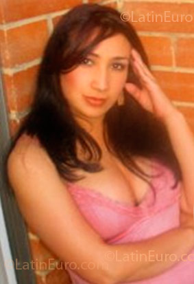 Date this good-looking Colombia girl Shirley from Bogota CO2977