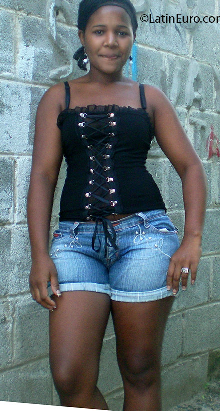 Date this attractive Dominican Republic girl Monica from Santo Domingo DO3410