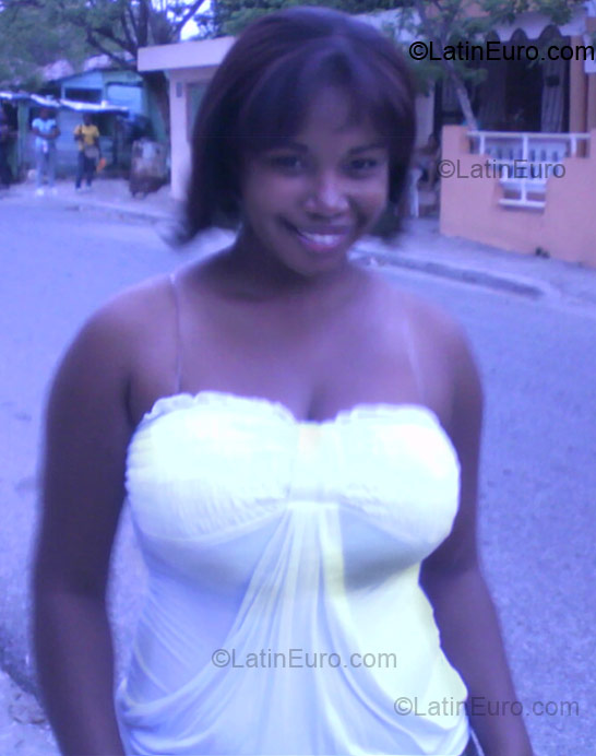 Date this hot Dominican Republic girl Glenny from Santo Domingo DO3430