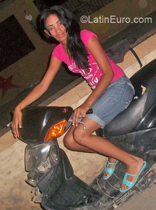Date this gorgeous Dominican Republic girl Wanda from Santo.domino DO4040