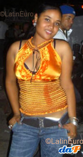 Date this nice looking Dominican Republic girl Yessica from Neyba DO4058