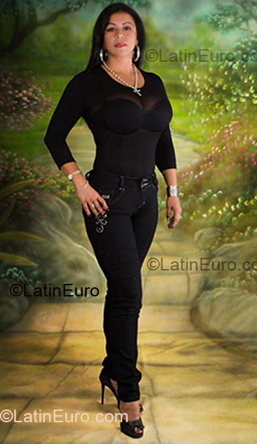 Date this attractive Colombia girl Valentina from Cali CO4583