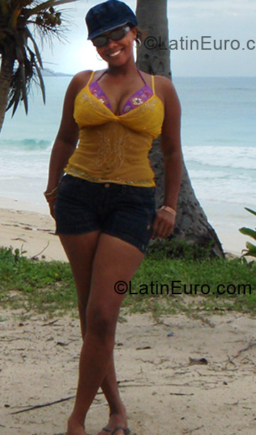 Date this hard body Dominican Republic girl Veronica from Bonao DO5771