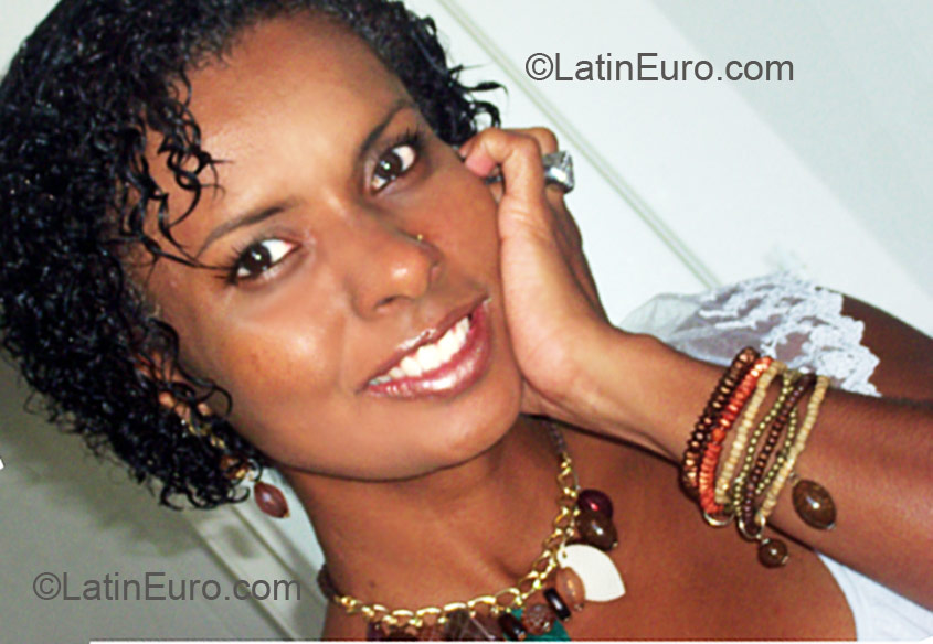 Date this happy Brazil girl Vanessa from Salvador BR3664