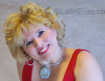 Date this sensual United States girl Mara from Las Vegas US7688