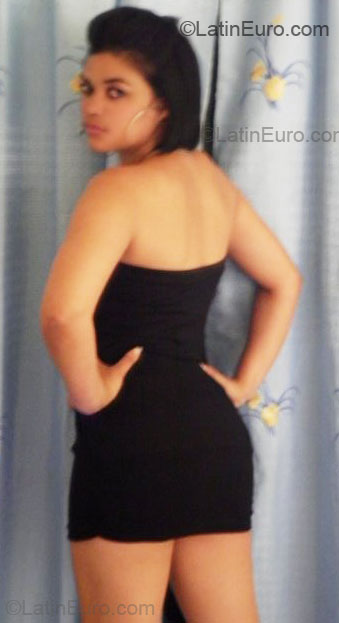 Date this gorgeous Dominican Republic girl Yessi from Santo Domingo DO5321
