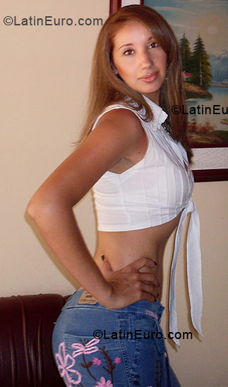 Date this nice looking Colombia girl Carolina from Cali CO5527
