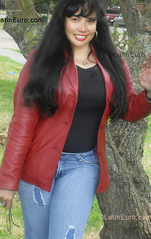 Date this voluptuous Colombia girl Monica from Bogota CO5539