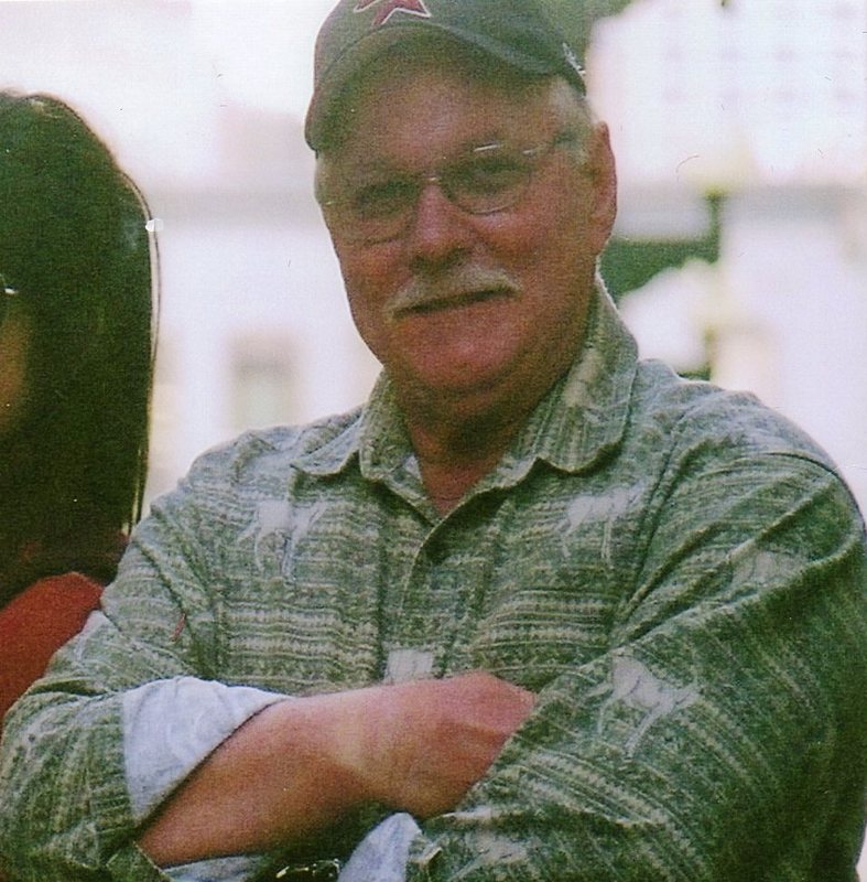 Date this fun United States man Chuck from La Feria US8153