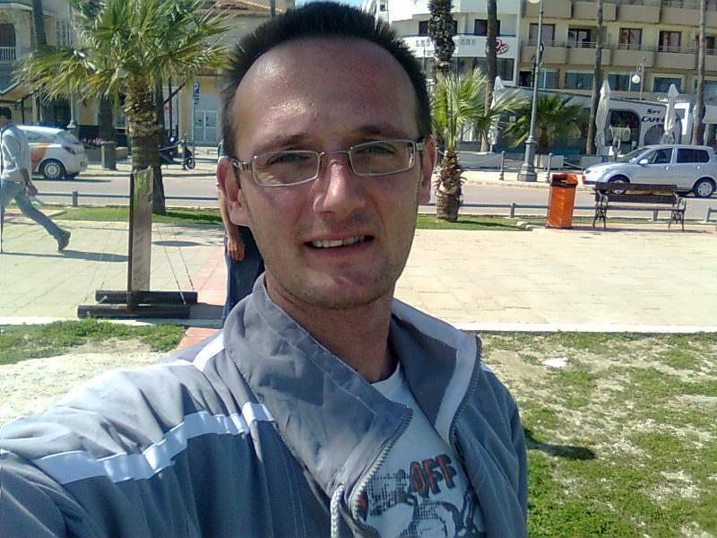 Date this foxy Romania man Dan from Larnaca RO28