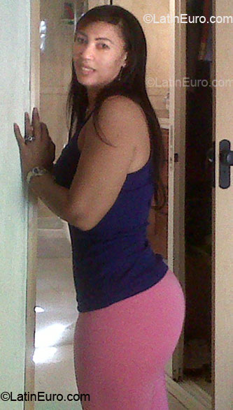 Date this charming Dominican Republic girl Dinely from Santo Domingo DO5561