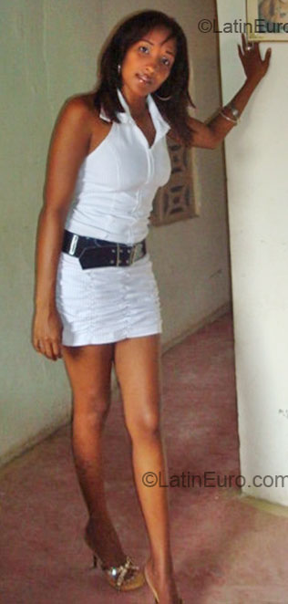 Date this stunning Dominican Republic girl Damariz from Santiago DO5572