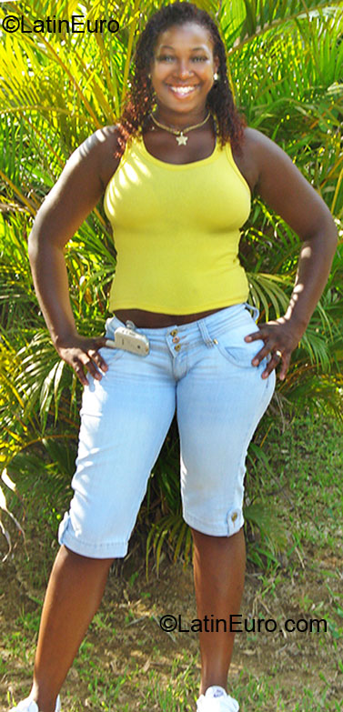 Date this nice looking Brazil girl Rejane from Rio De Janeiro BR4040