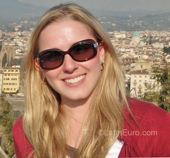 Date this attractive Brazil girl Larissa from Curitiba BR4109