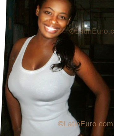 Date this charming Brazil girl Juliana from Buzios BR6078