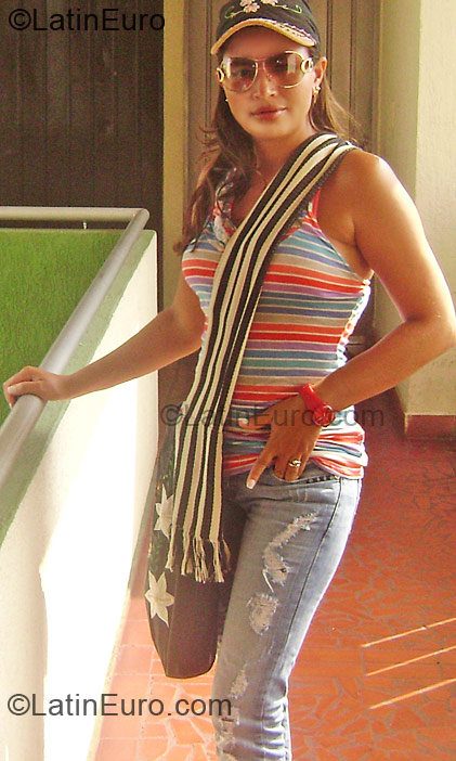 Date this happy Colombia girl Yamileth from  CO5724