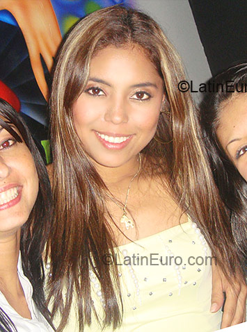Date this voluptuous Colombia girl Maru from Armenia CO7075