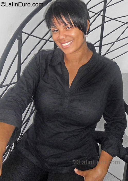 Date this hard body Dominican Republic girl Kenia from Santo Domingo DO6168
