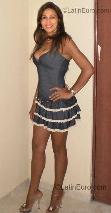 Date this athletic Dominican Republic girl Raquel from Santiago DO6697