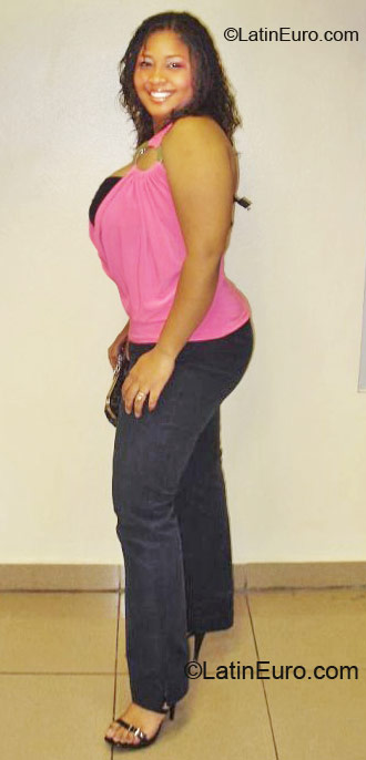 Date this nice looking Dominican Republic girl Noemi from Santo Domingo DO6819