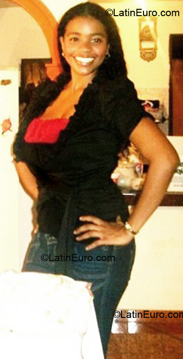 Date this happy Colombia girl Maria from Barranquilla CO6523