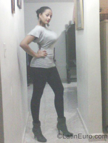 Date this nice looking Dominican Republic girl Leecey from Cabarete DO13841
