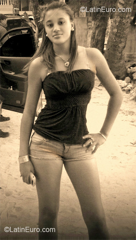 Date this hard body Dominican Republic girl Elizabeth from Santo Domingo DO7051