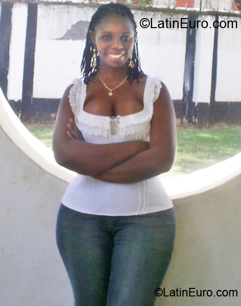 Date this hot Kenya girl Lovie from Nairobi KE28