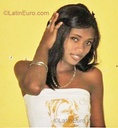 Date this happy Dominican Republic girl Erika from Santo Domingo DO7303