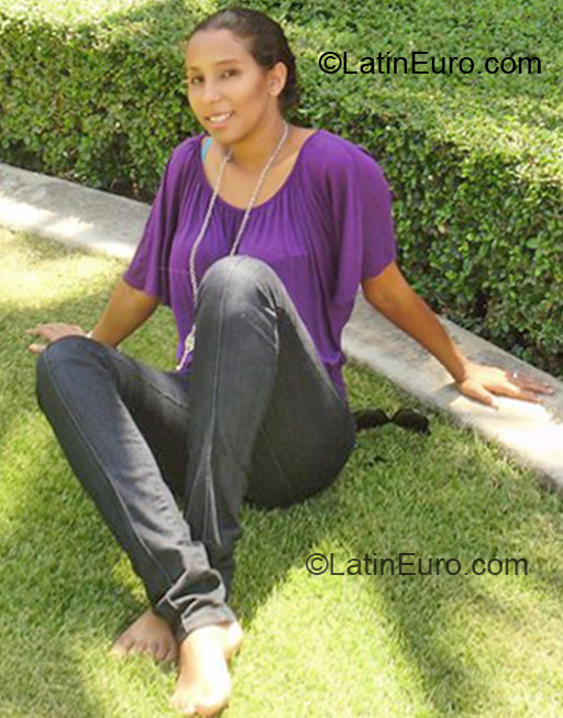Date this attractive Dominican Republic girl Luisanna from Mao DO7384