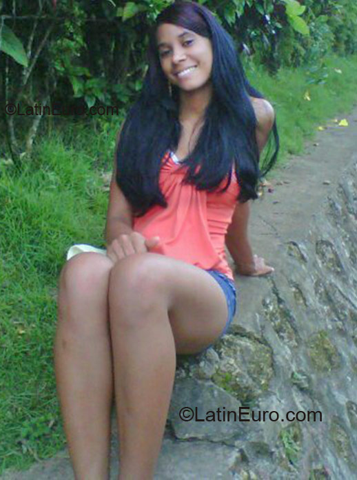 Date this delightful Dominican Republic girl Abigail from Saman DO7701