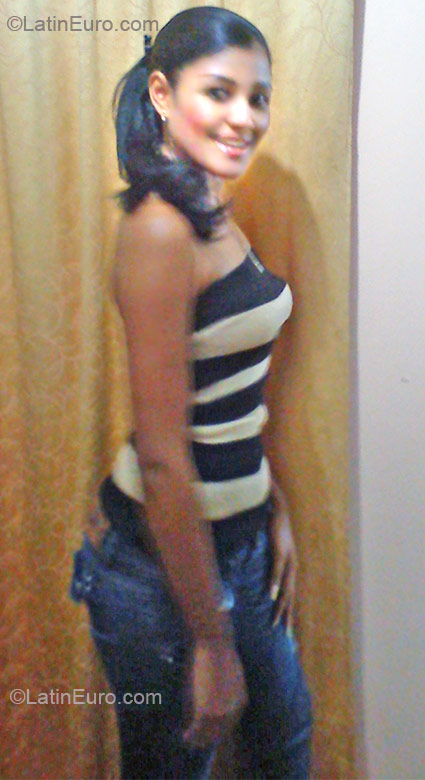 Date this athletic Dominican Republic girl Epifania from Santiago DO7738