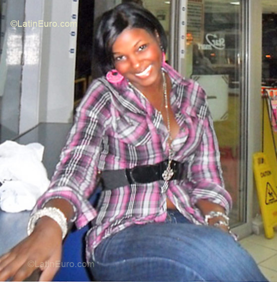 Date this good-looking Dominican Republic girl Raquel from Santo Domingo DO7872