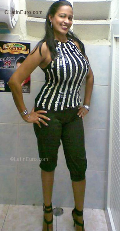 Date this lovely Dominican Republic girl Berenise from Santiago DO8120