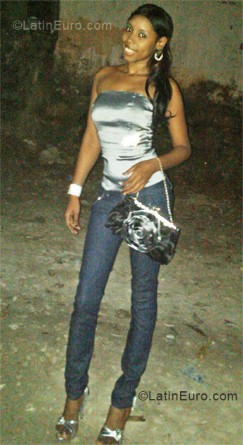 Date this nice looking Dominican Republic girl Bianka from Santo Domingo DO8156