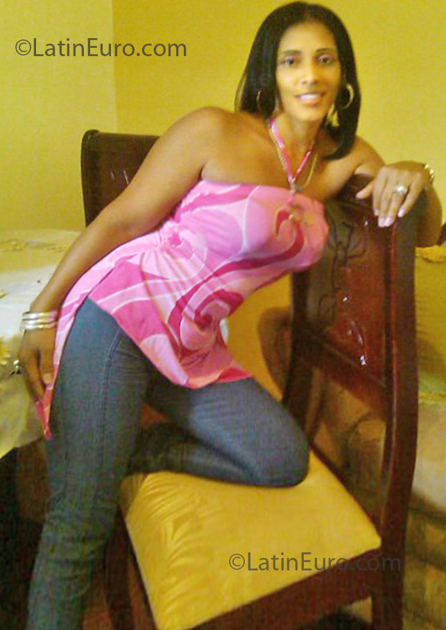 Date this happy Dominican Republic girl Gloria from Santiago DO8561
