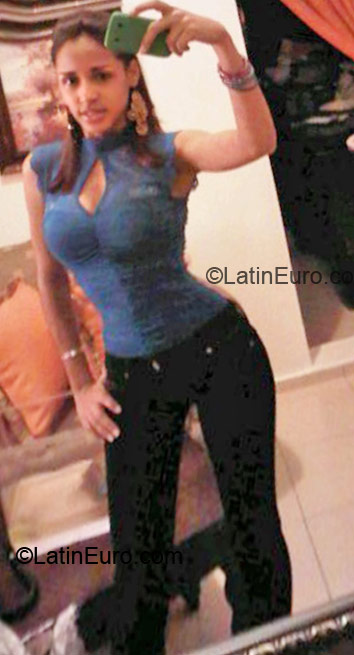 Date this foxy Dominican Republic girl Ziara from Santiago DO8605