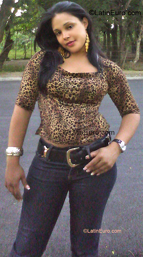 Date this gorgeous Dominican Republic girl Yuris from Santiago DO8671