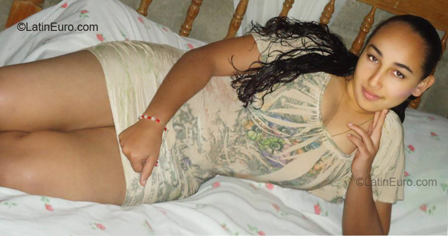 Date this voluptuous Dominican Republic girl Yaneliza from Santiago DO8736