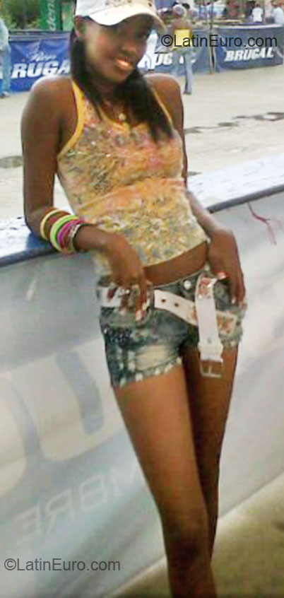 Date this cute Dominican Republic girl Carolina trinid from Santo Domingo DO8861