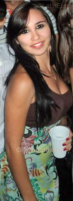 Date this nice looking Brazil girl Laicy from Uberlandia BR6017