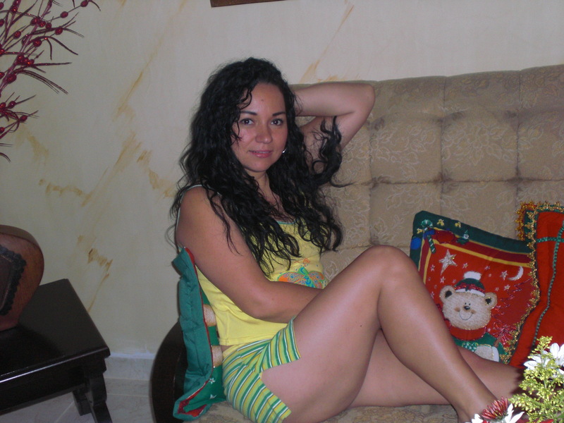 Date this attractive Colombia girl LUNILLA from Medellin CO8035